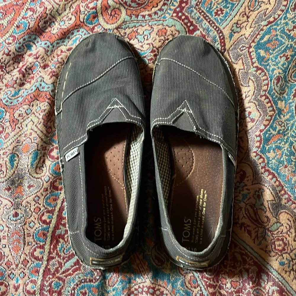 Tom’s men’s size 10 grey